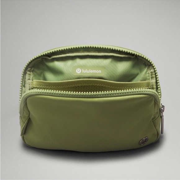 Lululemon Everywhere Belt Bag Edamame Green NWT - Picture 3 of 9